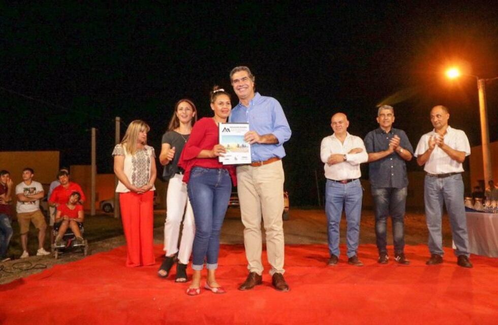 Capitanich entregó viviendas y anunció obras para Selvas del Río de Oro
