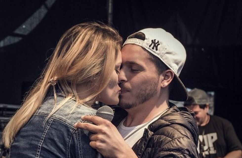Un rapero de Santa Fe le propuso matrimonio a su novia en pleno show