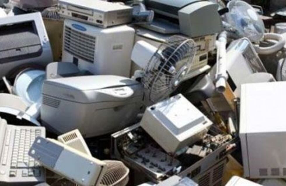 Juntaron tres contenedores de chatarra electrónica en Salta