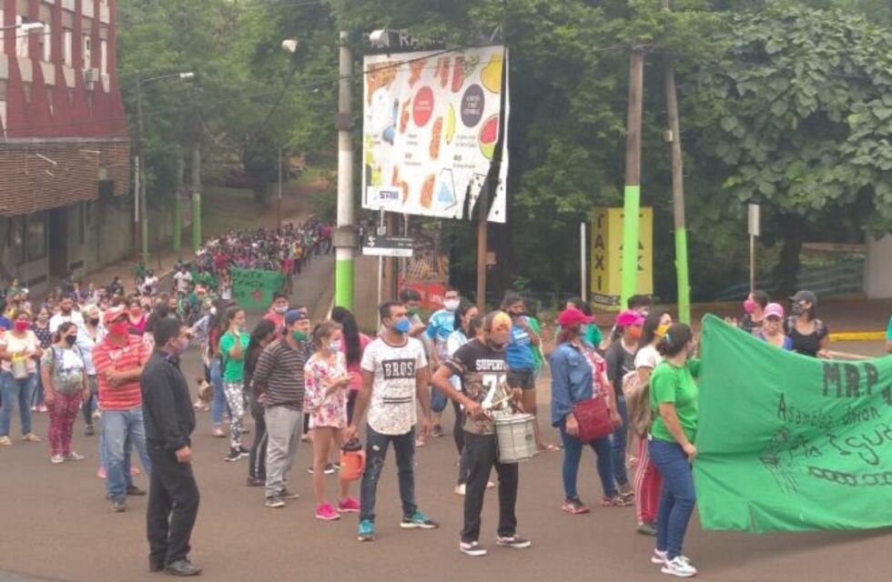 Grupo de piqueteros protestó por las calles de Puerto Iguazú