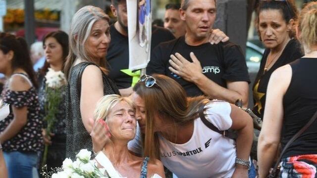 Las madre de Agustín y Abril Kruk, Carla Plagiaricci recibe las condolencias de sus amigos y parientes\u002E