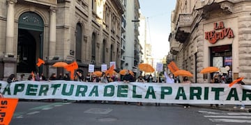 El gremio convocó a una protesta en Rosario frente a la sede local del ministerio\u002E (@gbelluati)