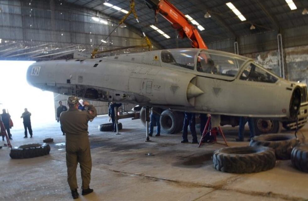 Preparan al avión Mirage para colocarlo en el Memorial Malvinas