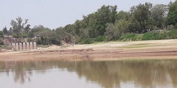 Intentó cruzar a nado el Bermejo por las restricciones y murió