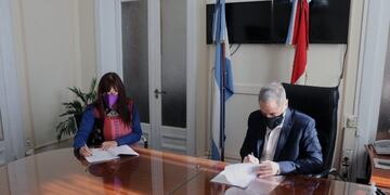 El ministro Marcelo Sain se reunió para darle luz verde al proyecto junto la secretaria de Estado de Igualdad y Género, Celia Arena\u002E (@minsegsf)
