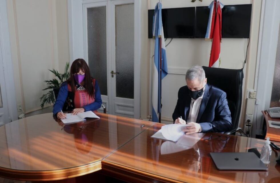 Firman acuerdo para crear red de oficinas de género para policías de Santa Fe