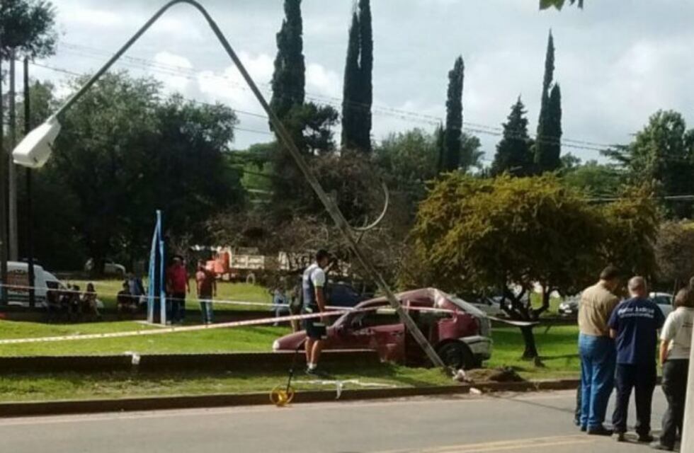 Un muerto tras chocar contra un poste en el acceso a Unquillo