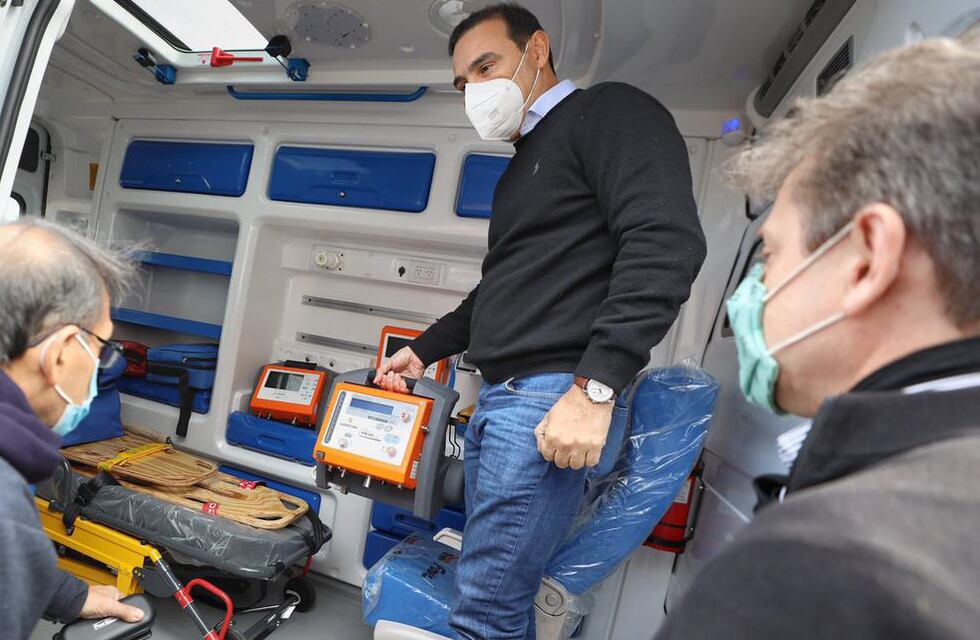 Coronavirus en Corrientes: Valdés entregó dos ambulancias a municipios cabecera del interior correntino