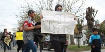 Familiares del joven que murió atropellado quemaron gomas y reclamaron en la comisaría