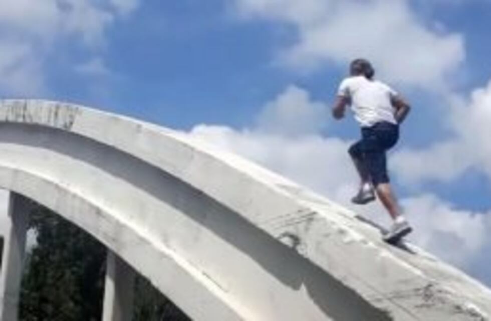 Marcos Di Palma cruzó corriendo por arriba de la estructura de un puente en Arrecifes