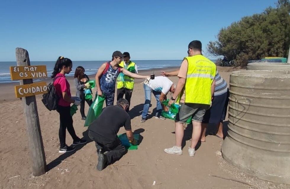 Pehuen Co se sumó a la limpieza voluntaria de la costa