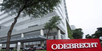 Federal police cars are parked in front of the headquarters of Odebrecht, a large private Brazilian construction firm, in Sao Paulo, Brazil, June 19, 2015\u002E Federal police agent Igor Romario confirmed that Odebrecht CEO Marcelo Odebrecht and Andrade Gutierrez CEO Otavio Marques Azevedo were among 12 people arrested on Friday in a corruption investigation at state-run oil firm Petrobras\u002E Brazilian prosecutor Carlos Fernando dos Santos Lima said at a news conference in the southern city of Curitiba that an investigation into Brazil's two largest construction firms uncovered a sophisticated scheme of illegal acts, including participating in a cartel and fraud in project bidding\u002E REUTERS/Rodrigo Paiva brasil  escandalo corrupcion empresa estatal petrobras investigacion empresarios acusados de corrupcion detencion detenido ejecutivos empresa odebrecht