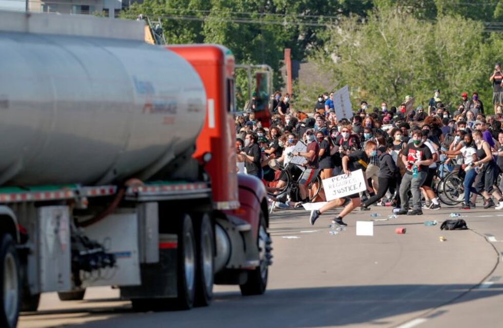 Crimen de George Floyd: en Minneapolis un camión cisterna arremetió contra los manifestantes
