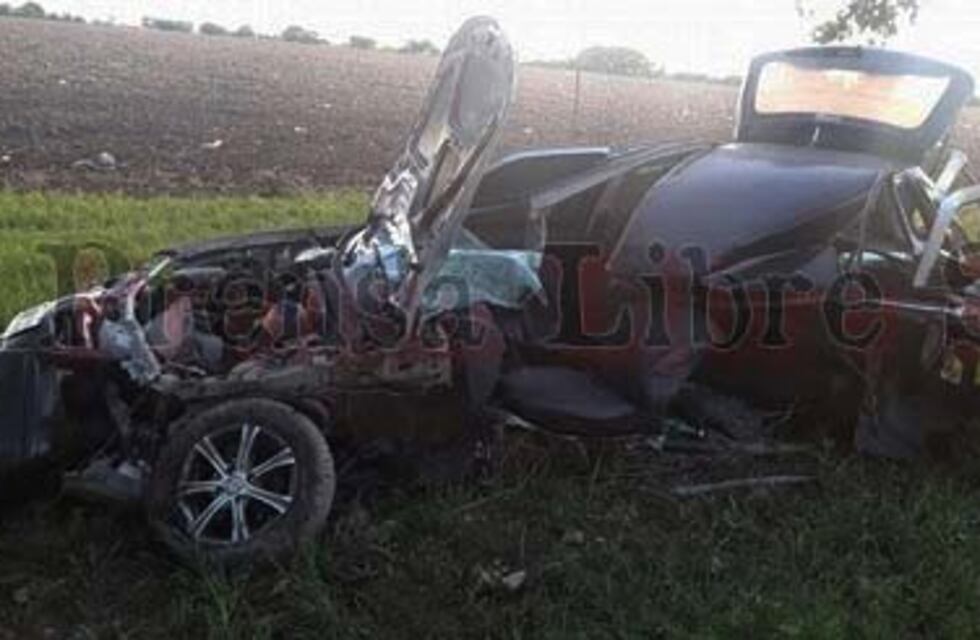 Perdió el control del auto, impactó contra un árbol y terminó volcando en plena avenida