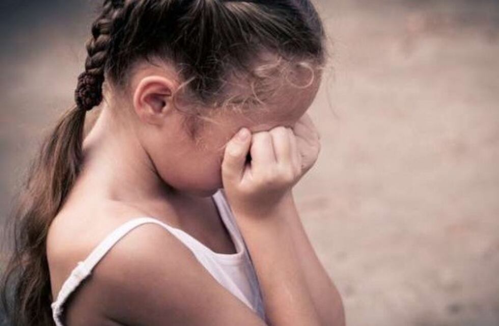 Macabro: Abusaba de sus dos nenas adoptadas mientras las bañaba