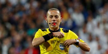 Cuneyt Cakir dirigiendo durante la Champions League (Foto: Paul Hanna/REUTERS)