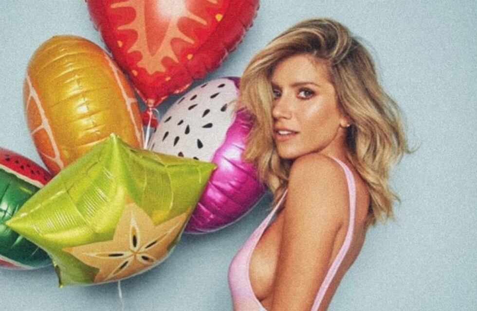 Laurita Fernández posó con labios rojos y un vestido negro escotado