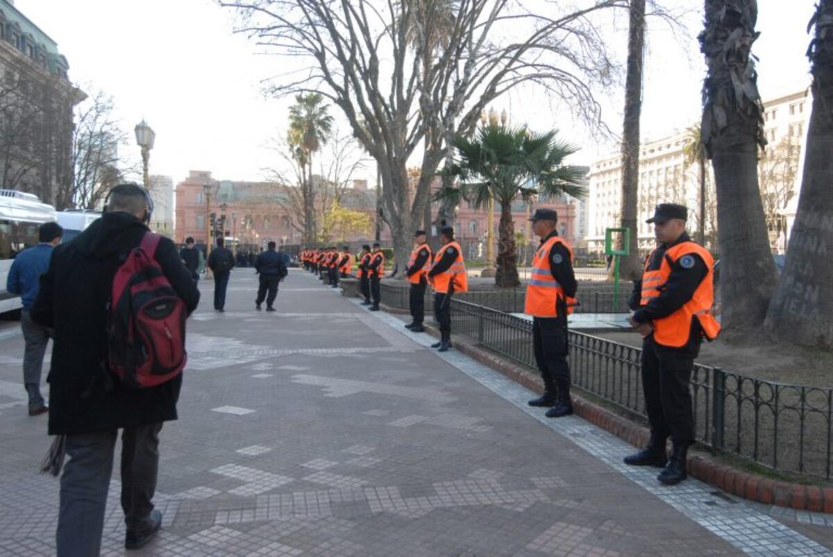 DYN02, BUENOS AIRES, 15/08/2017, POLICIA FEDERAL Y DE LA CIUDAD CUSTODIAN LA PLAZA DE MAYO Y LOS ALREDEDORES POR LA VISITA DEL VICEPRESIDENTE DE EEUU FOTO:DYN/LILIANA SERVENTE\u002E buenos aires visita oficial del vicepresidente de estados unidos eeuu seguridad en toda la ciudad operativo policial