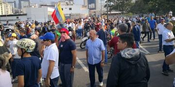 Personas se reúnen tras el levantamiento militar cerca de La Carlota en Caracas\u002E Foto: Carlos Becerra/Bloomberg\u002E