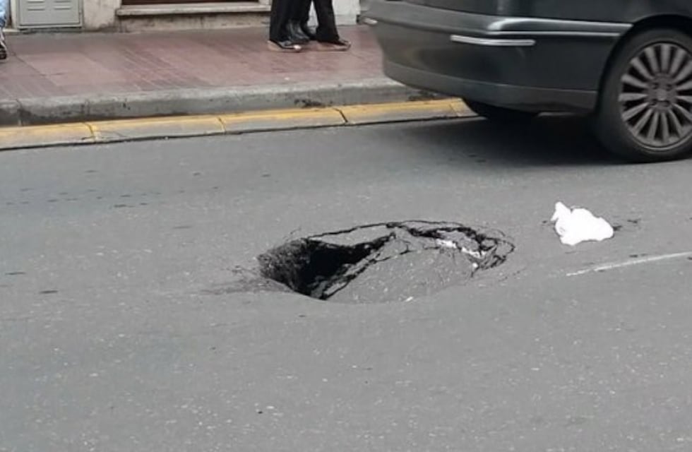 Enorme pozo en pleno microcentro rosarino
