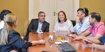 Jalil y parte de su gabinete están negociando con el sindicato de docentes\u002E