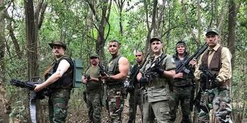 Julio Nieva, en el papel de Arnold Schwarzengger, y un grupo de amigos con sorprendentes personificaciones de los protagonistas\u002E