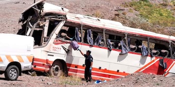 MENDOZA lAS cUEVAS aLTA MONTAÑA ACCIDENTE MICRO CHILENO QUE TRANSPORTABA JOVENES JUGADORES DEL CLUB COLO coLO de lo boza accidente en la ruta 7 ruta de alta montaña que conecta Mendoza con Chile\r\nTRES MUERTOS Y VARIOS HERIDOS \r\nPolice officers work at the scene after a bus carrying teenagers from a Chilean football school crashed into another bus on its way to Paraguay near Las Cuevas locality in the Argentine province of Mendoza, on February 2, 2018\u002E \r\nAt least three youngsters from the Chilean Colo-Colo Lo Boza football school, who where heading to Paraguay to take part in a competition, died in the accident, police reported\u002E / AFP PHOTO / Marcelo RUIZ mendoza accidente de un micro chileno que desbarranco tragedia vial omnibus volco vuelco y cayo a un barranco chicos muertos del club de futbol infantil chileno colo colo