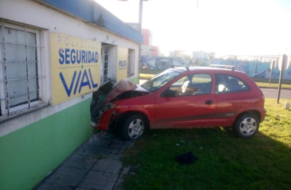 Iba alcoholizado, chocó y quedó incrustado en un destacamento de la Policía de Seguridad Vial