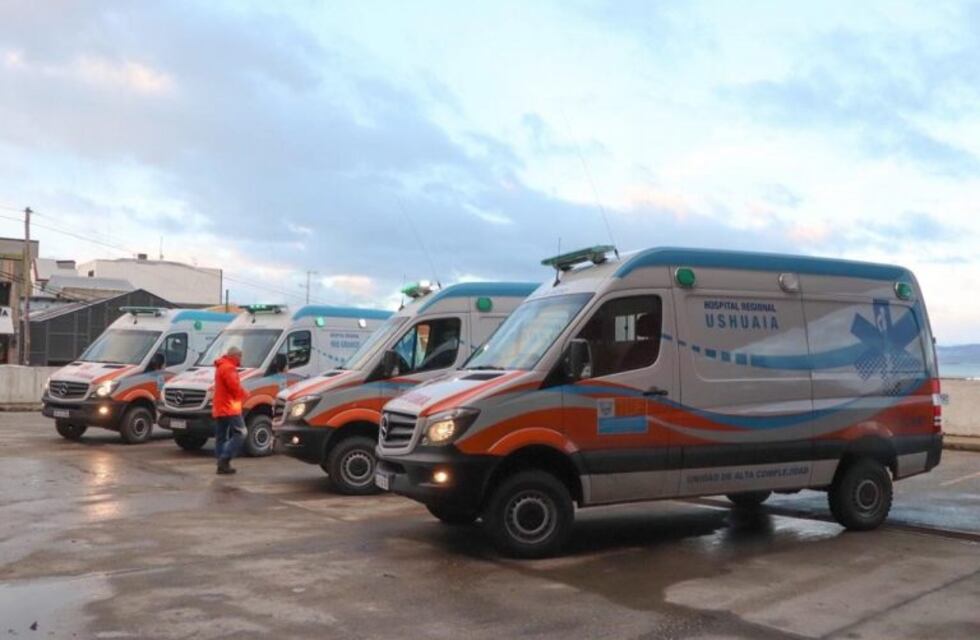 Bertone entregó 5 nuevas ambulancias al sistema de salud pública