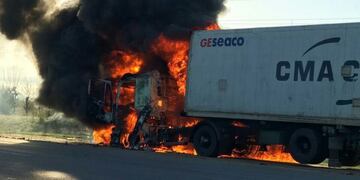 Camión incendiado\nCrédito: Bomberos