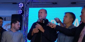 El senador nacional apareció pasadas las 23 sin la presencia de su adversaria\u002E (Periódico Pausa)