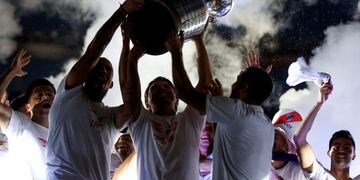 Gallardo, Maidana y Ponzio festejan la última Copa Libertadores\u002E