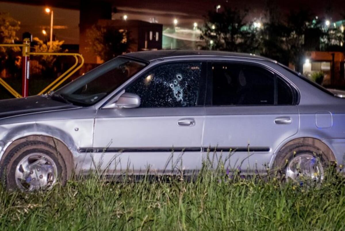 El vehículo acribillado quedó en la plaza donde jugaban los chicos\u002E (Infofunes)