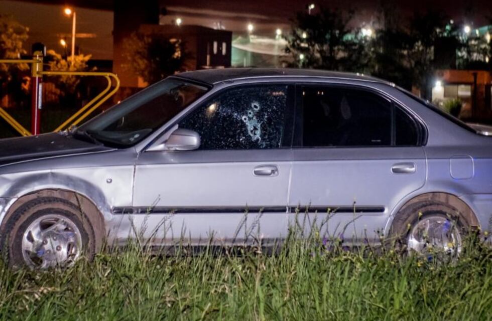 Atacaron a balazos a un joven de 24 años frente a su familia en Funes City