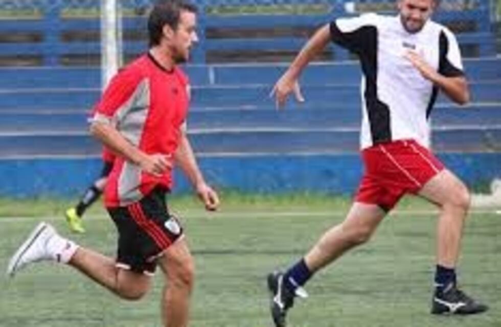 Los artistas entran a la cancha para el partido solidario en Carlos Paz