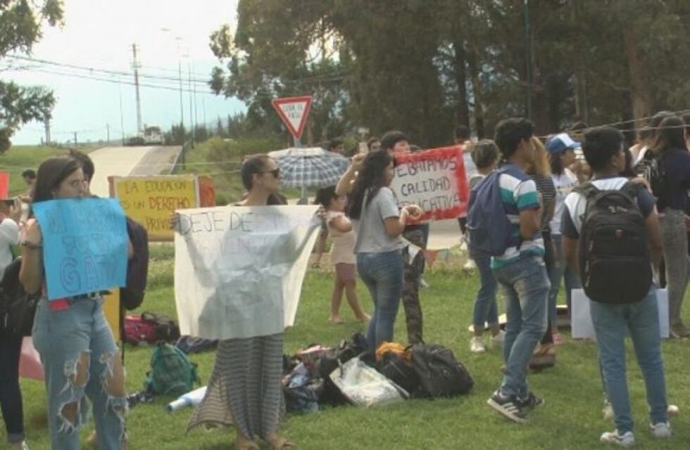 Estudiantes de la Católica realizarán un acampe en reclamo por la suba de la cuota