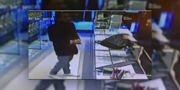 Fue detenido uno de los ladrones que asaltó la joyería en Córdoba amenazando con volar todo con una granada\u002E