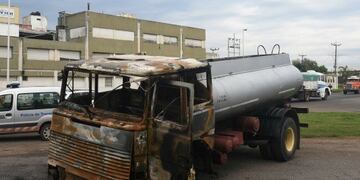 El camión del condenado, que fue quemado por los manifestantes\u002E (Archivo)