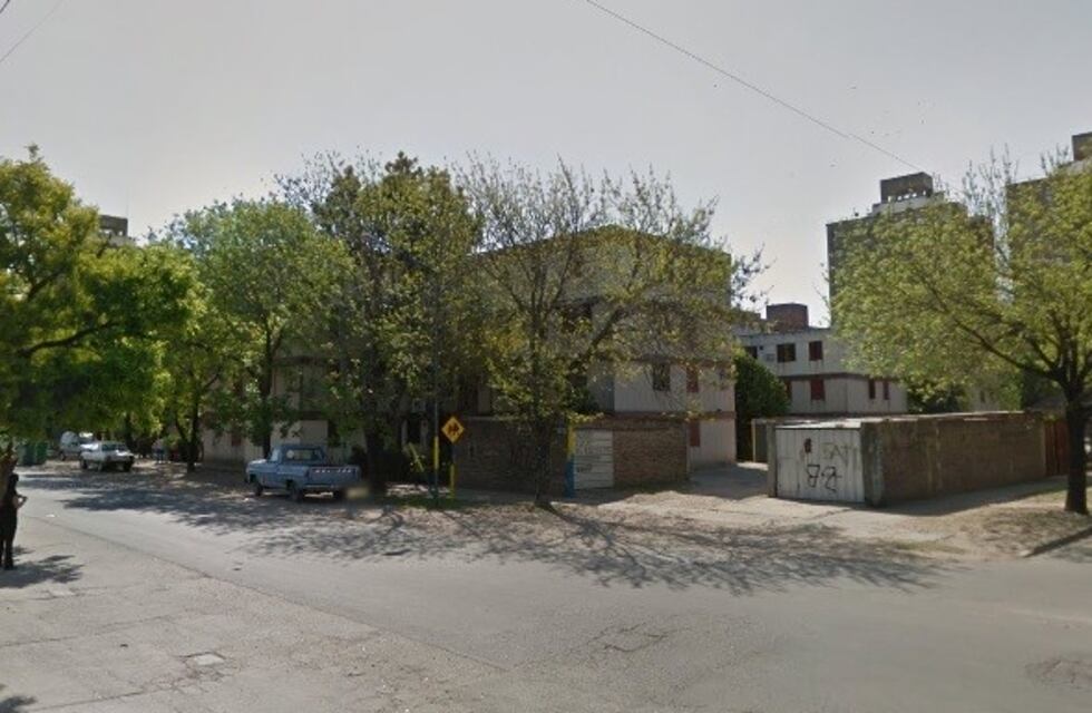 Desde un auto, baleó a un joven que caminaba por la vereda y lo detuvieron