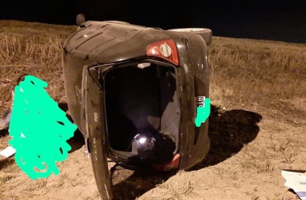 Venía por la ruta, esquivó a un perro y tumbó