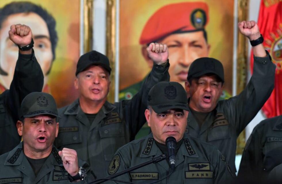 Estados Unidos dijo que el ministro de Defensa está contra Maduro y lo instó a sublevarse