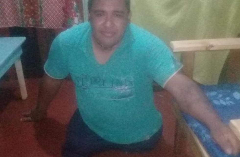 Un accidente lo dejó sin piernas y pide colaboración para conseguir una silla de ruedas