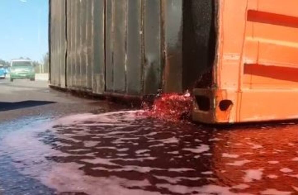 Volcó un camión y derramó 24 mil litros de vino