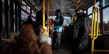 AME9408\u002E BUENOS AIRES (ARGENTINA), 29/06/2020\u002E Policías realizan controles este lunes en un ingreso a la ciudad de Buenos Aires (Argentina)\u002E Ingresar a la ciudad de Buenos Aires supuso este lunes enfrentarse a embotellamientos de varios kilómetros por los estrictos controles que realizaron las fuerzas de seguridad en los pasos habilitados desde las populosas localidades que la rodean, en el marco del endurecimiento de la cuarentena por el aumento de casos de coronavirus\u002E EFE/Juan Ignacio Roncoroni
