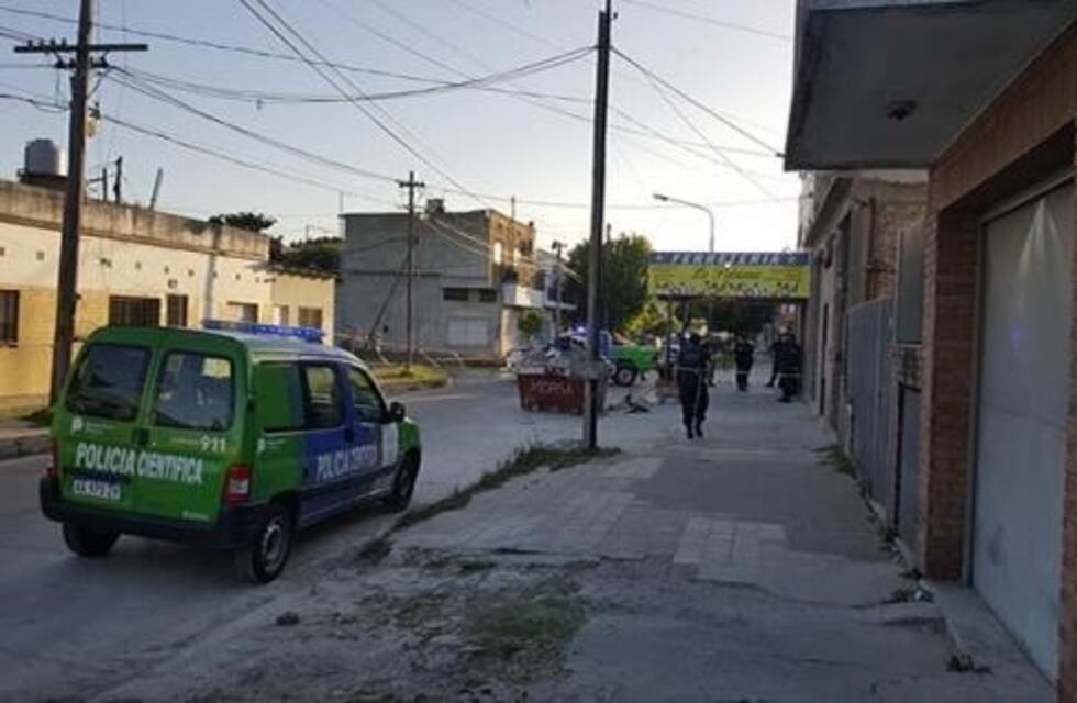 Loma Hermosa: arrojaron el cuerpo de una mujer desde un auto en movimiento