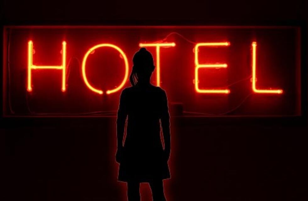 Regulan y restringen el ingreso de menores a hoteles