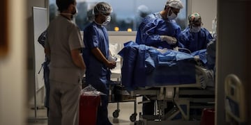 Médicos en acción\u002E (EFE/ Juan Ignacio Roncoroni)