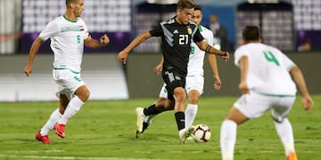 Argentina's Paulo Dybala, center, runs with the ball during a friendly soccer match between Argentina and Iraq at Prince Faisal bin Fahd stadium in Riyadh, Saudi Arabia, Thursday, Oct\u002E 11, 2018\u002E (AP Photo) riad arabia saudita partido amistoso internacional futbol futbolistas partido seleccion argentina irak iraq