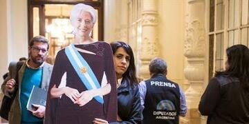Victoria Donda llevó al Congreso una gigantografía de Christine Lagarde\u002E