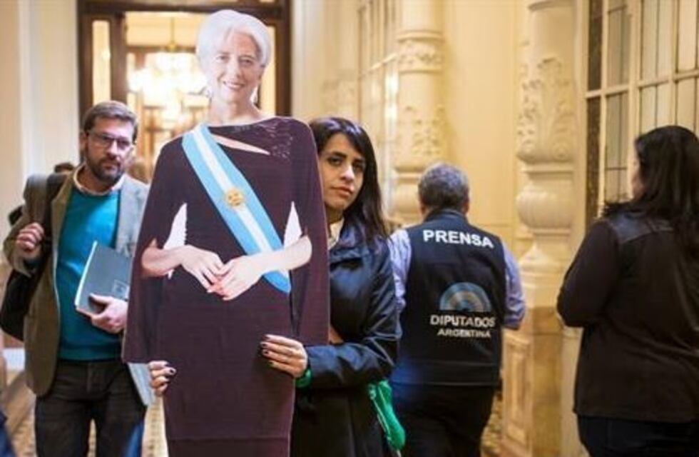 Victoria Donda llevó al Congreso una gigantografía de Christine Lagarde